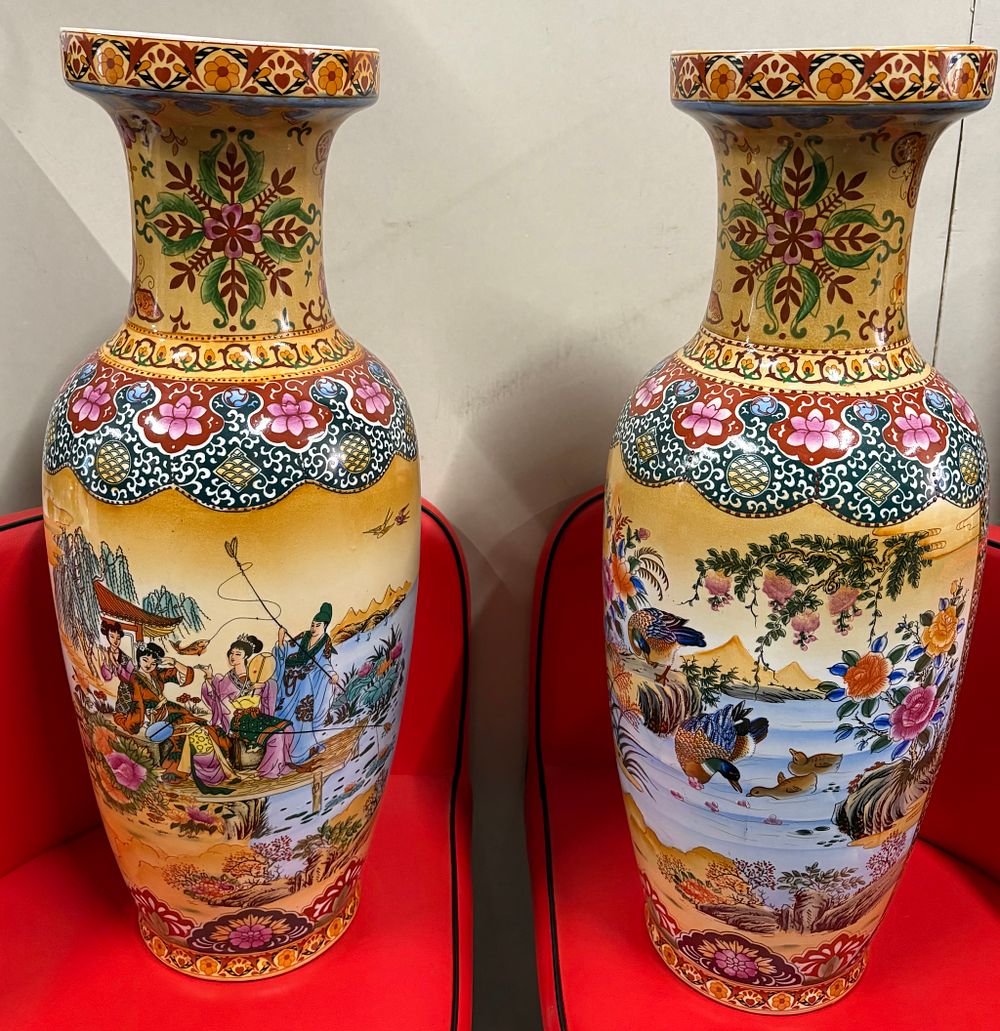 Lot 382: 2x Very Large Decorative Japanese Floor Vases