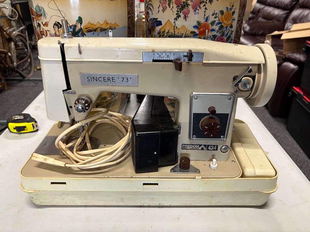 Lot 383: Vintage Predom Łucznik 434 sewing machine,