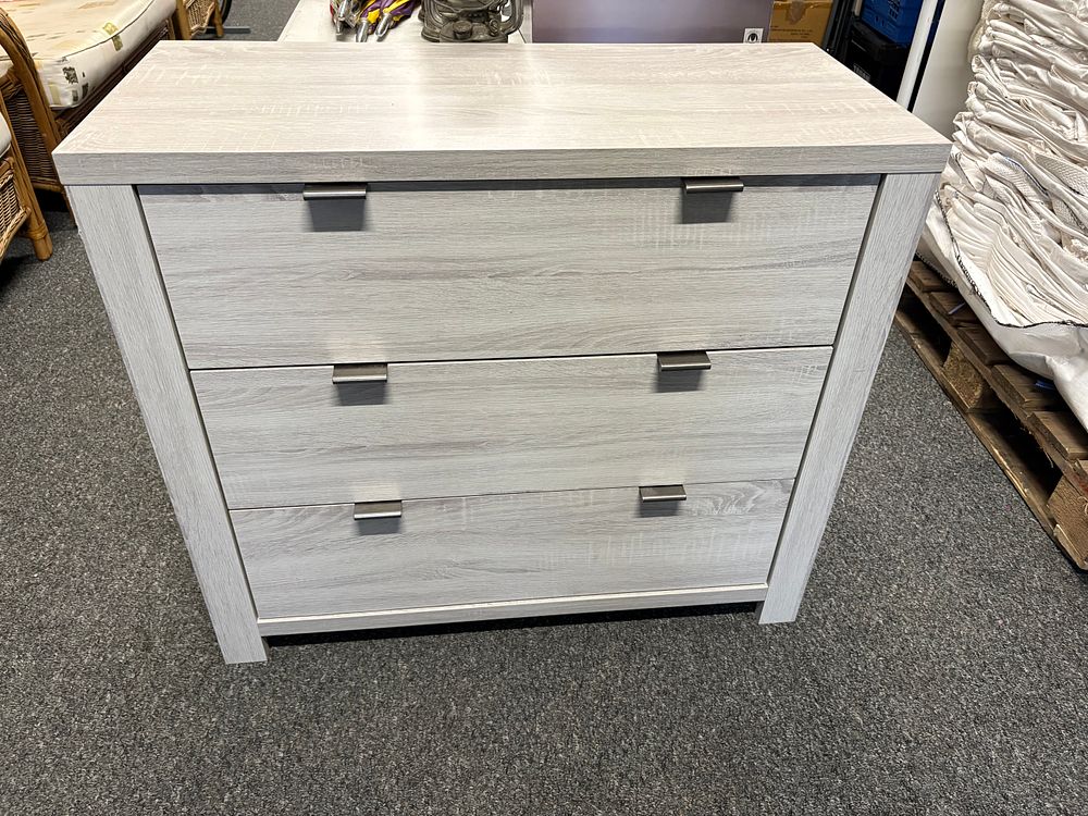 Lot 405: Nice modern Chest of 3 Drawers