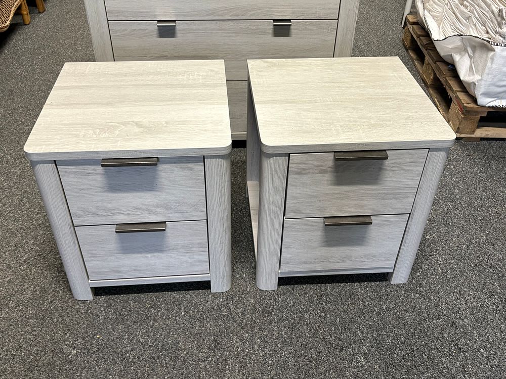 Lot 406: Modern Pair of Bedside Drawers