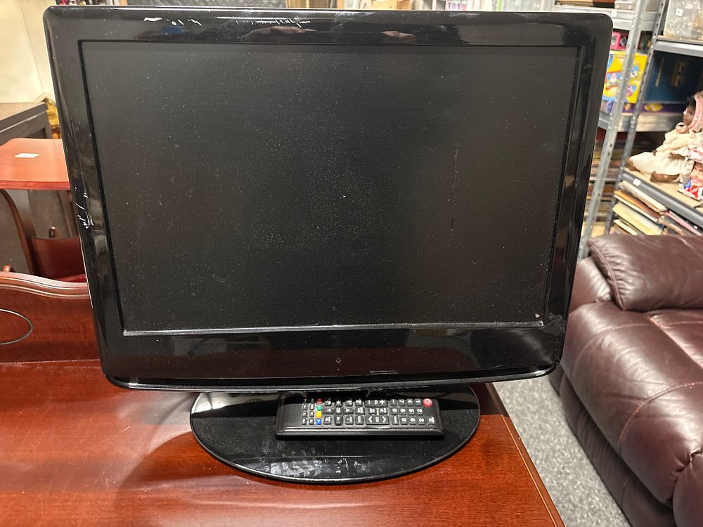 Lot 415: 19 inch tv / dvd combi with HDMI