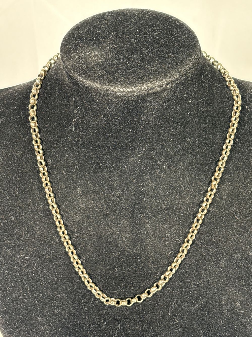Lot 218: Silver 16 inch chain weighing over 14 grams