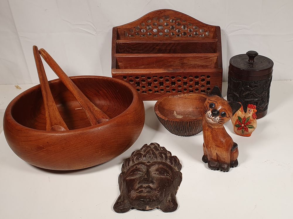 Lot 233: Selection of Treen items
