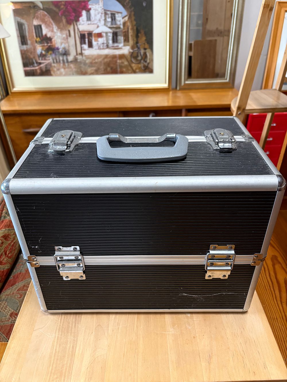 Lot 270: Large Lockable Cantilever case with Key
