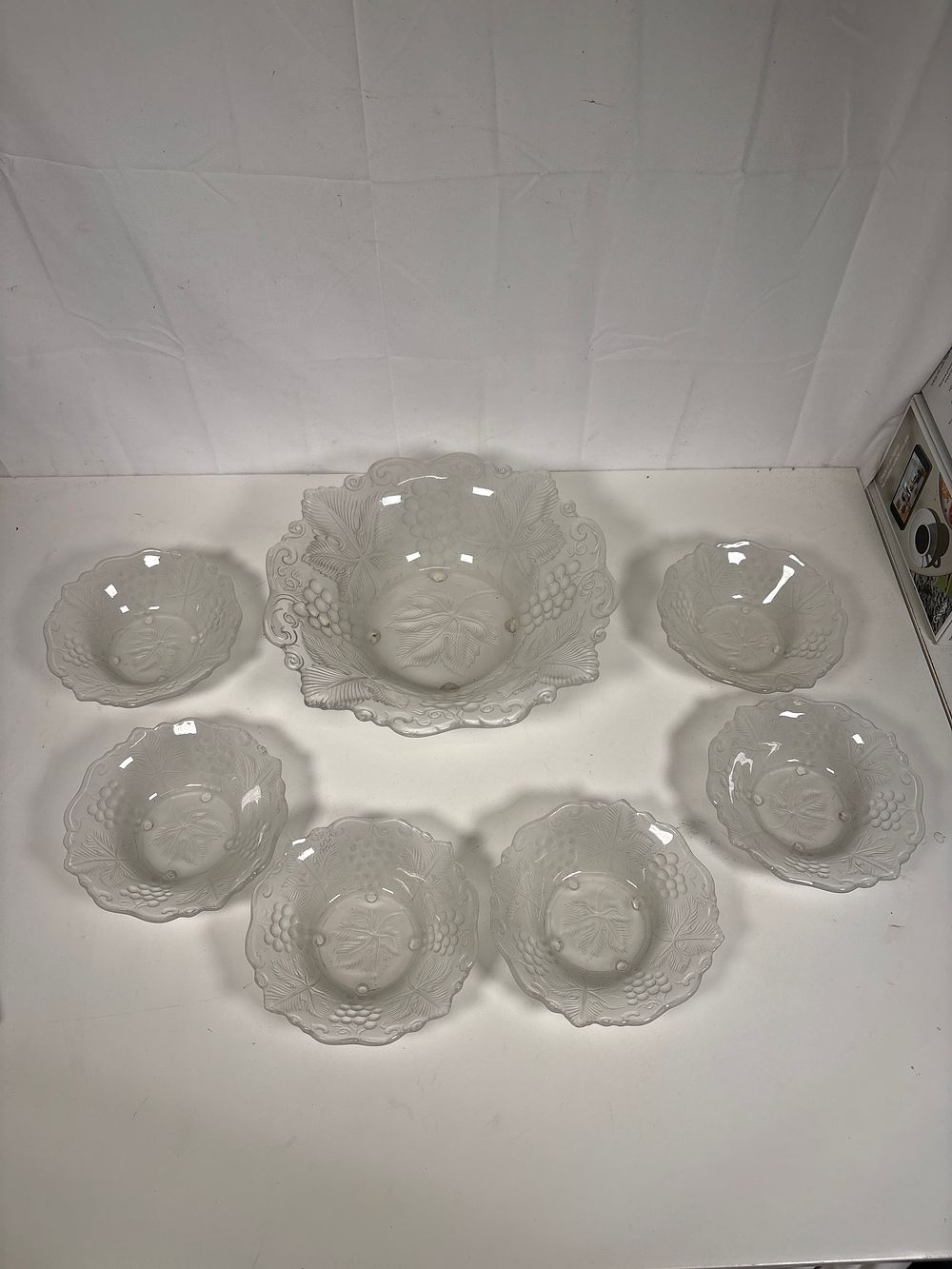 Lot 177a: Decorative Opeque Glass Serving Bowl With 6 Dishes