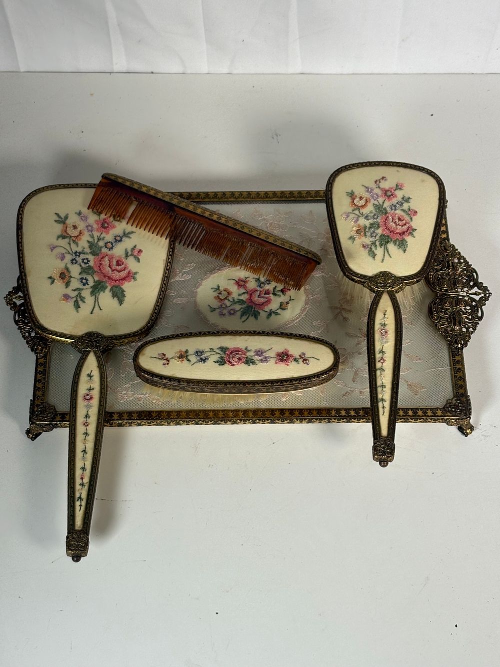 Lot 166: Vintage Dressing Table Set