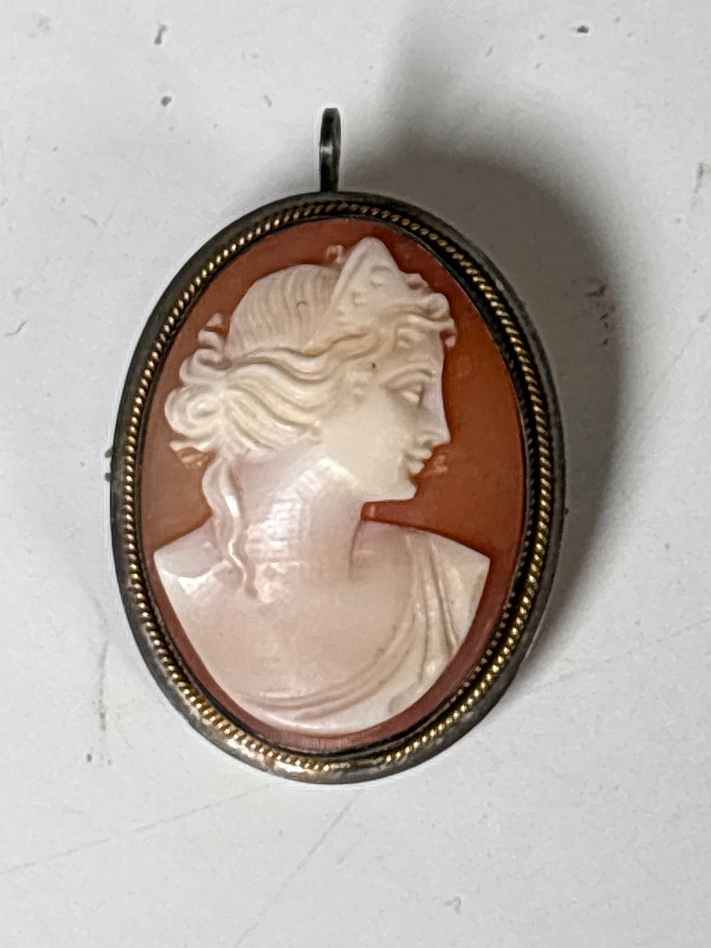 Lot 200: Sterling Silver Cameo Pendant / Brooch