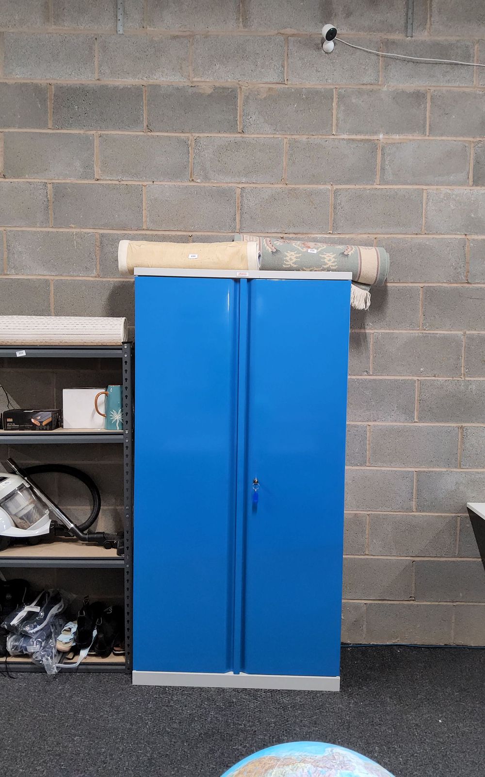 Lot 231: Metal cabinet