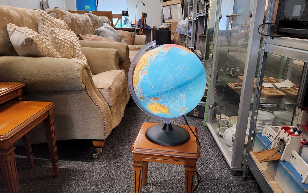 Lot 237: Globe plug in