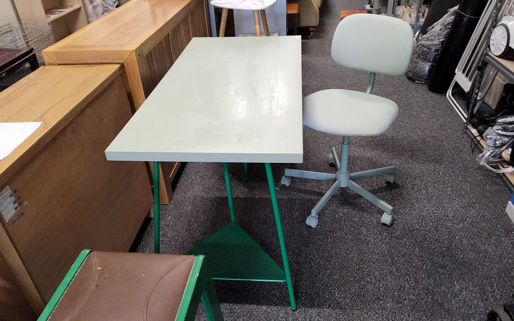 Lot 240: Mint desk with matching chair from ikea