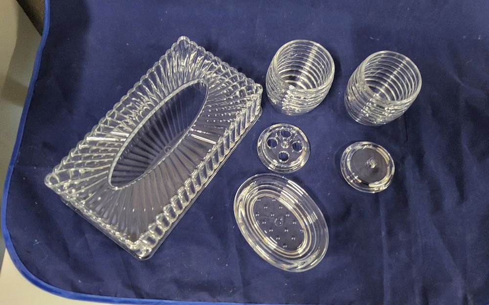 Lot 250: Bathroom set