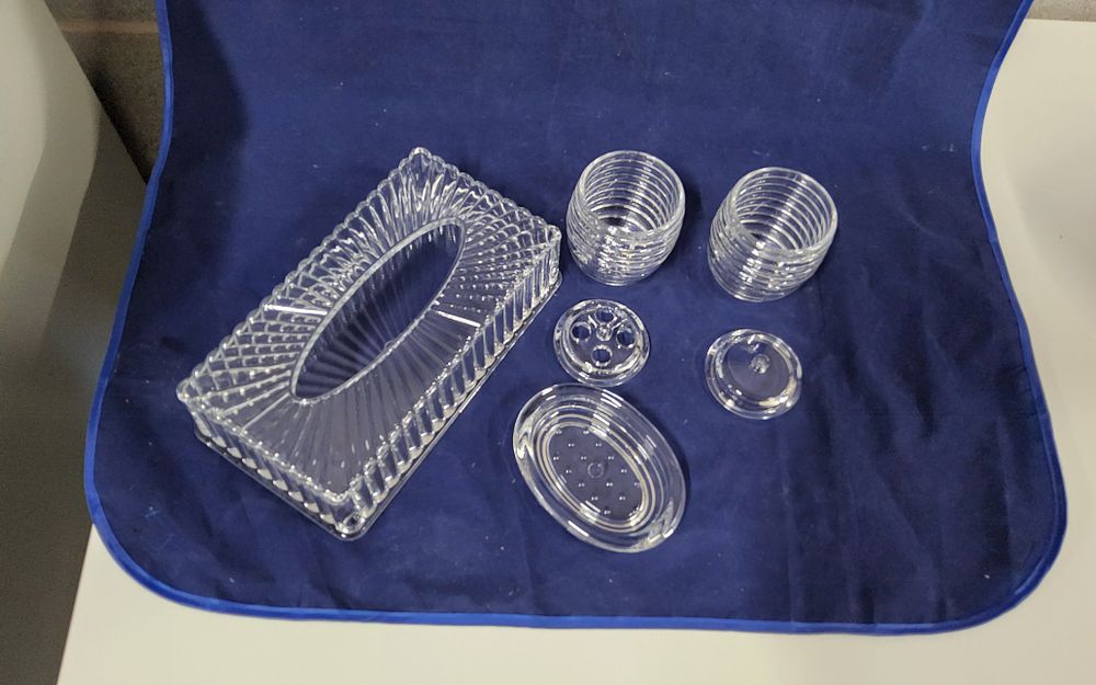 Lot 251: Bathroom set