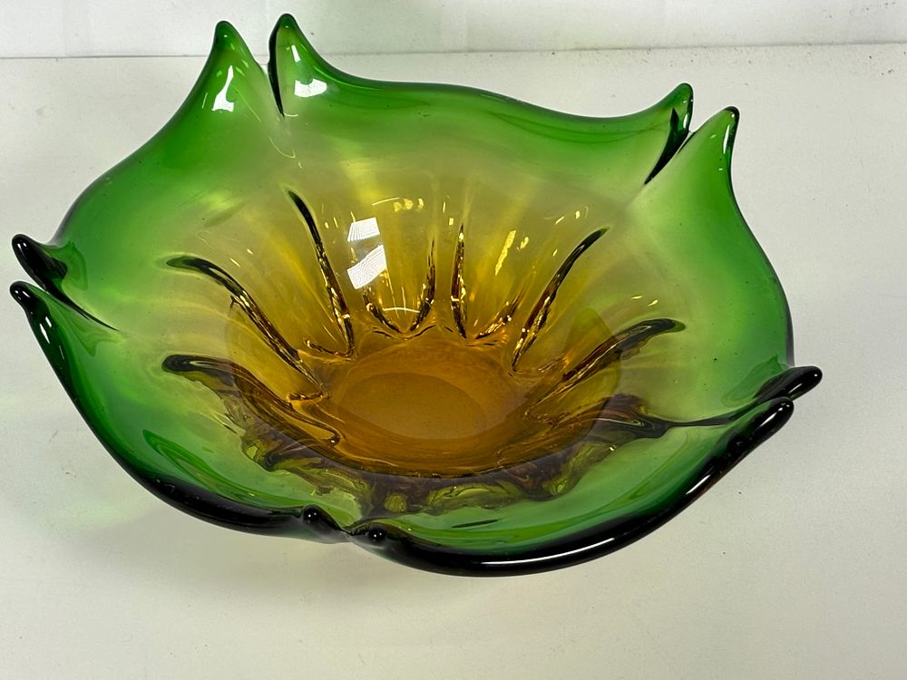 Lot 254: Vintage Murano glass bowl, handcrafted in Italy during the 1960s