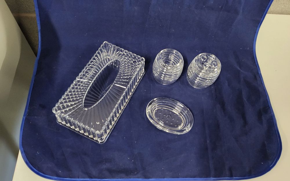 Lot 256: Bathroom set