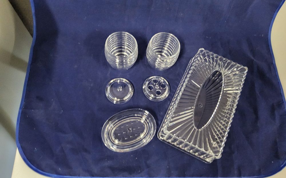 Lot 257: Bathroom set