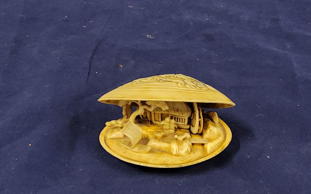 Lot 271: Vintage japenese celluloid clam shell