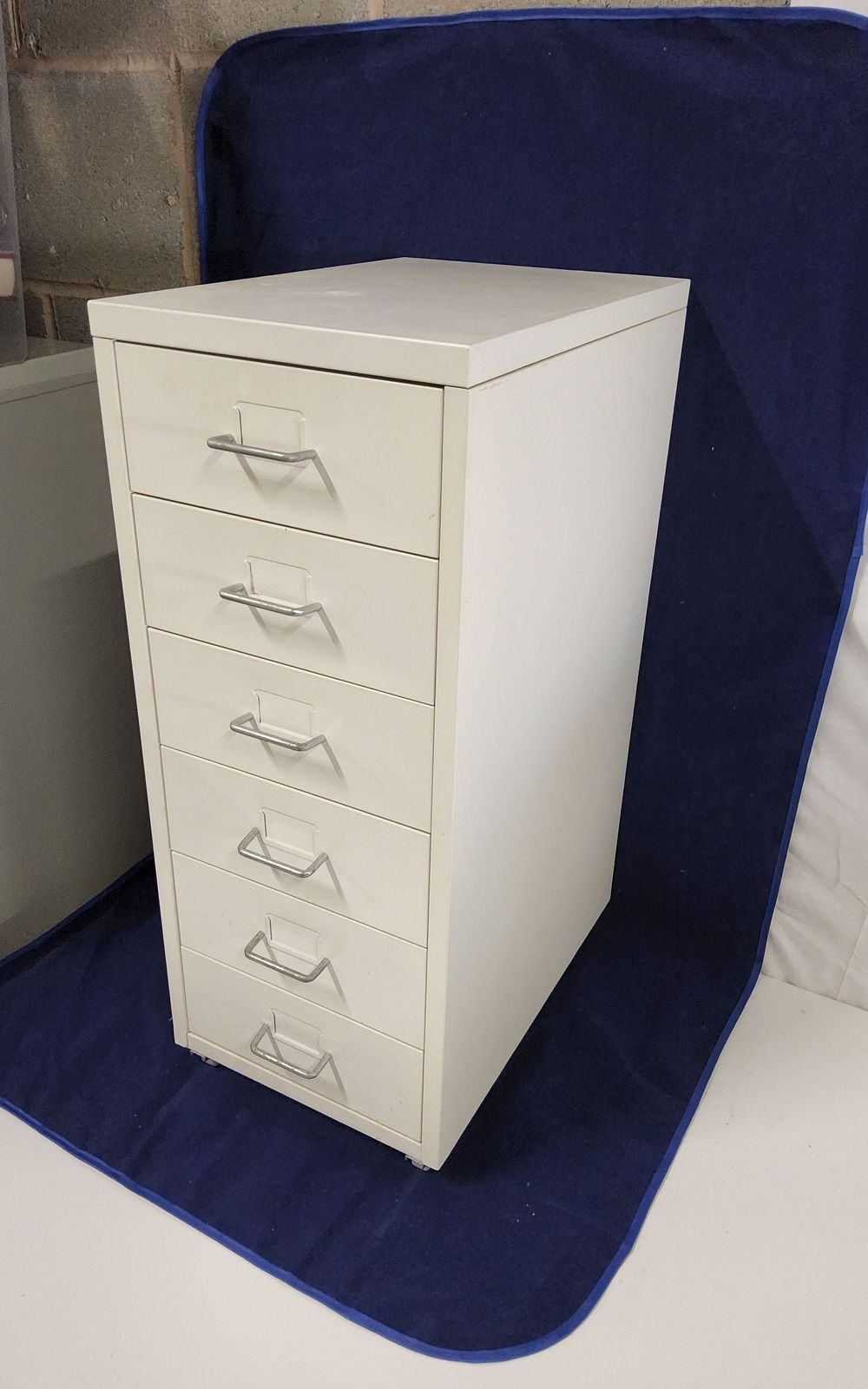 Lot 277: 6 Drawer filing cabinet on casters