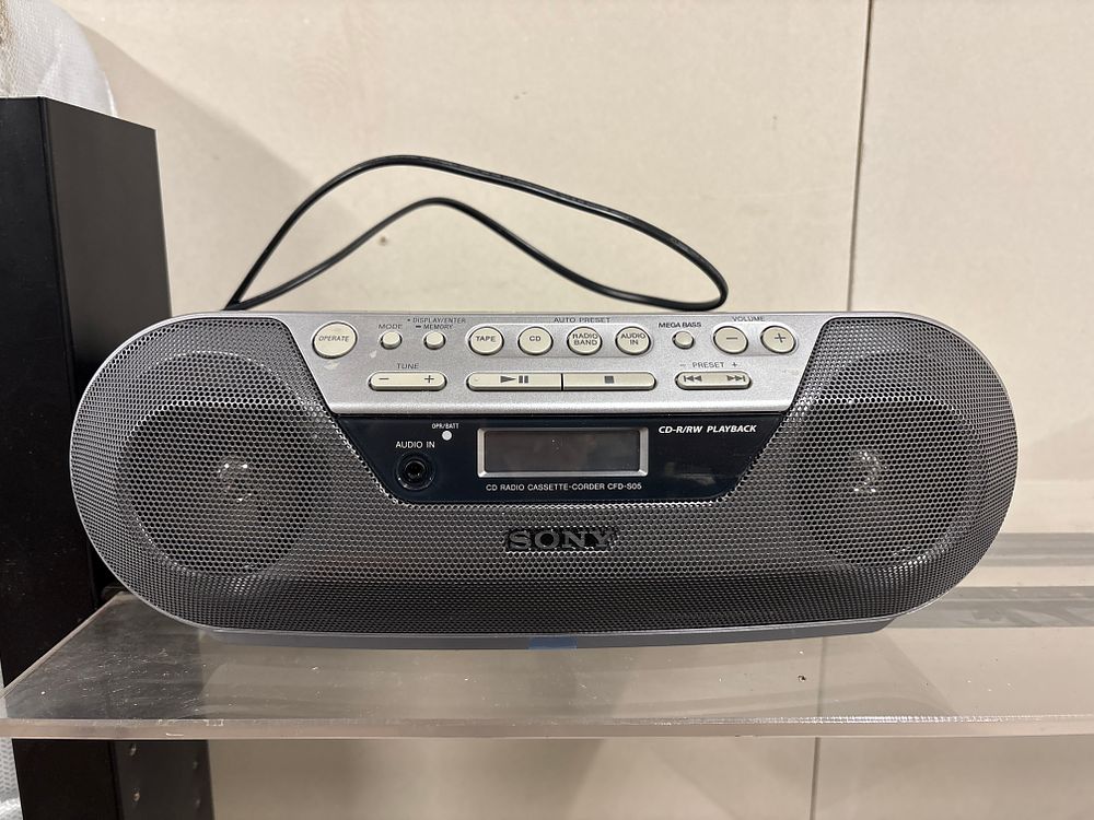 Lot 116: Sony CD , Radio, Cassette