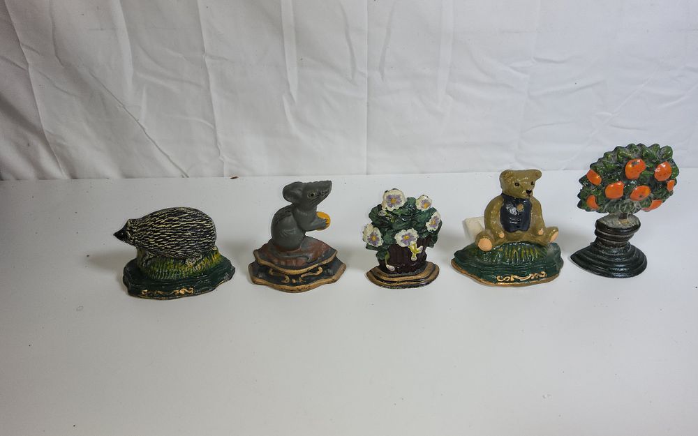 Lot 151: Mixed colletion of 5 x Small cast iron door stoppers