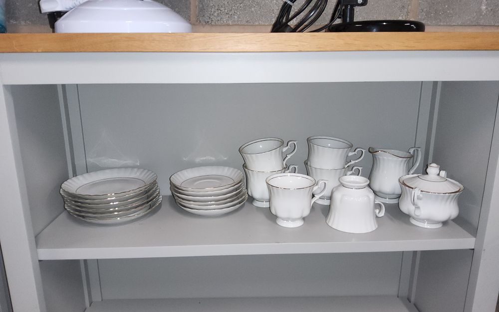 Lot 156: 6 x piece tea set with milk jug and sugar pot with lid,