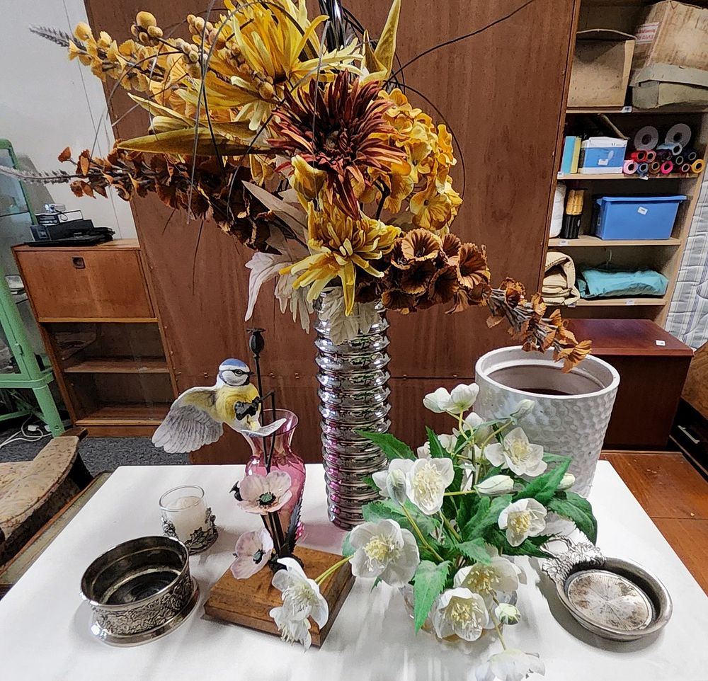 Lot 186: Decorative Household items