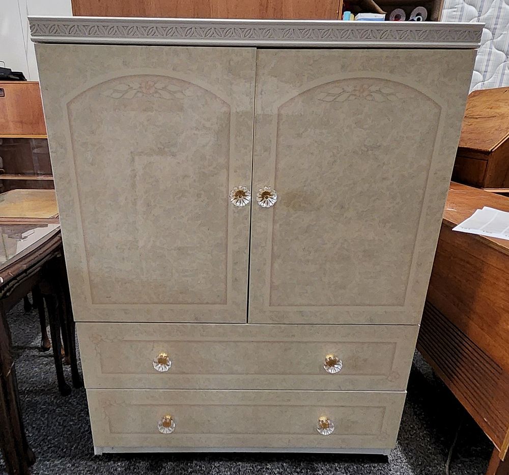 Lot 190: Storage unit/ Armoire