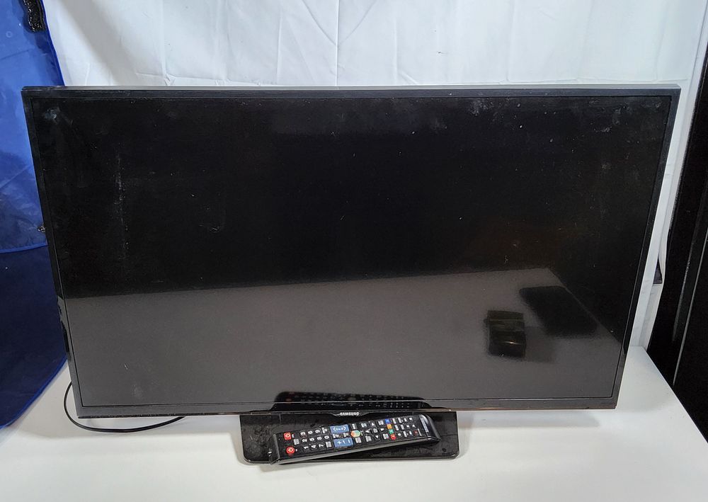 Lot 191: Samsung smart TV 32" with remote.