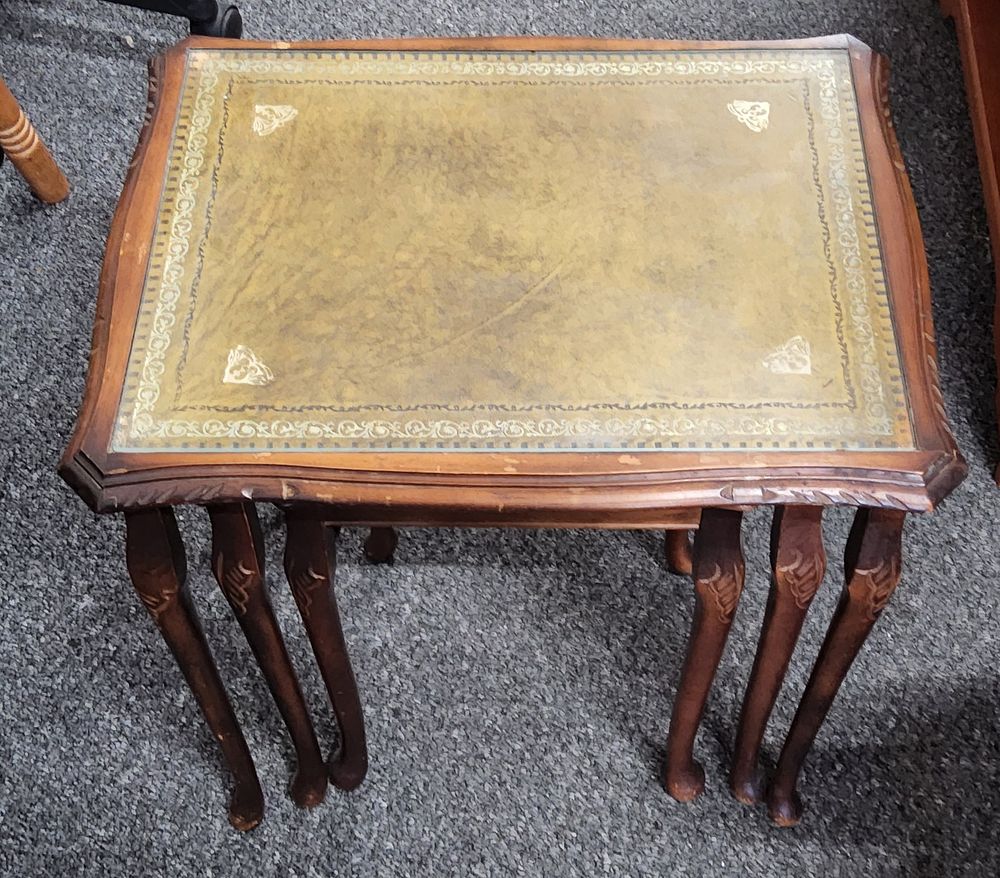 Lot 194: Nest of tables.