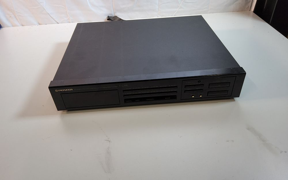Lot 236: Vintage pioneer F-Z94L stereo tuner, FM/AM digital synthesiser desiged as part of a hi-fi separate system