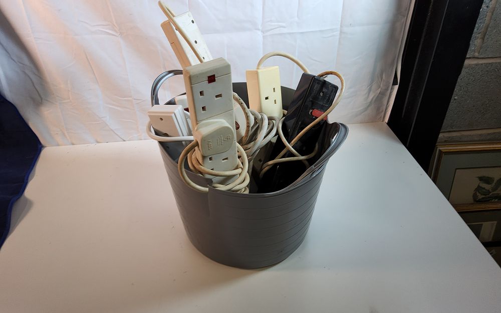 Lot 237: Bundle of 8 x extension leads