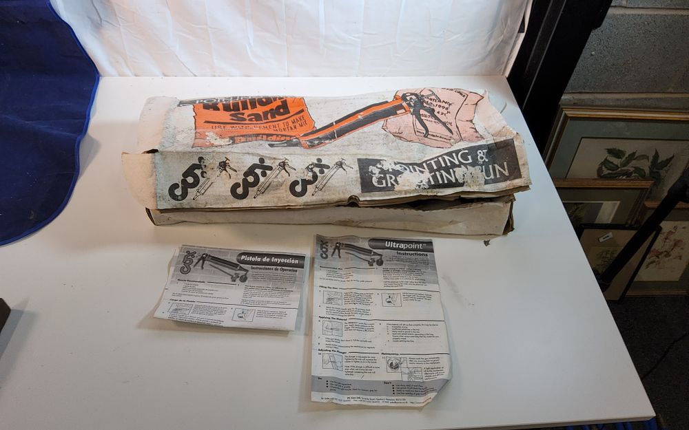 Lot 239: 2 pointing and grouting guns in original box