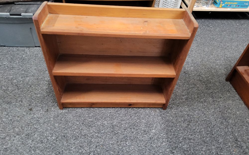 Lot 251: Vintage Mid Century small book shelf size H 23" x W 25.5" x D 5.5"