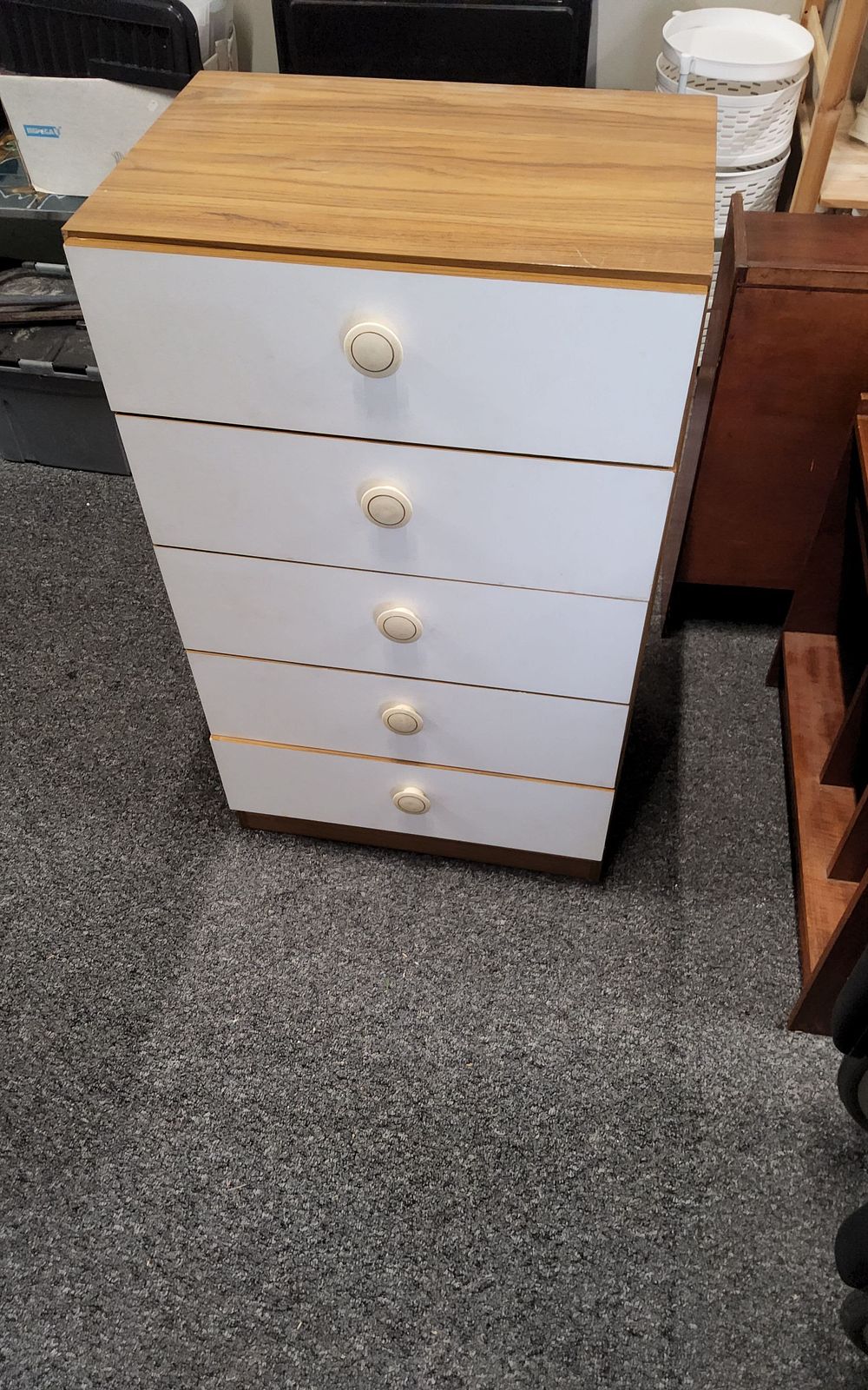 Lot 253: White chest of 5 drawers with an oak- effect top and small circular handles