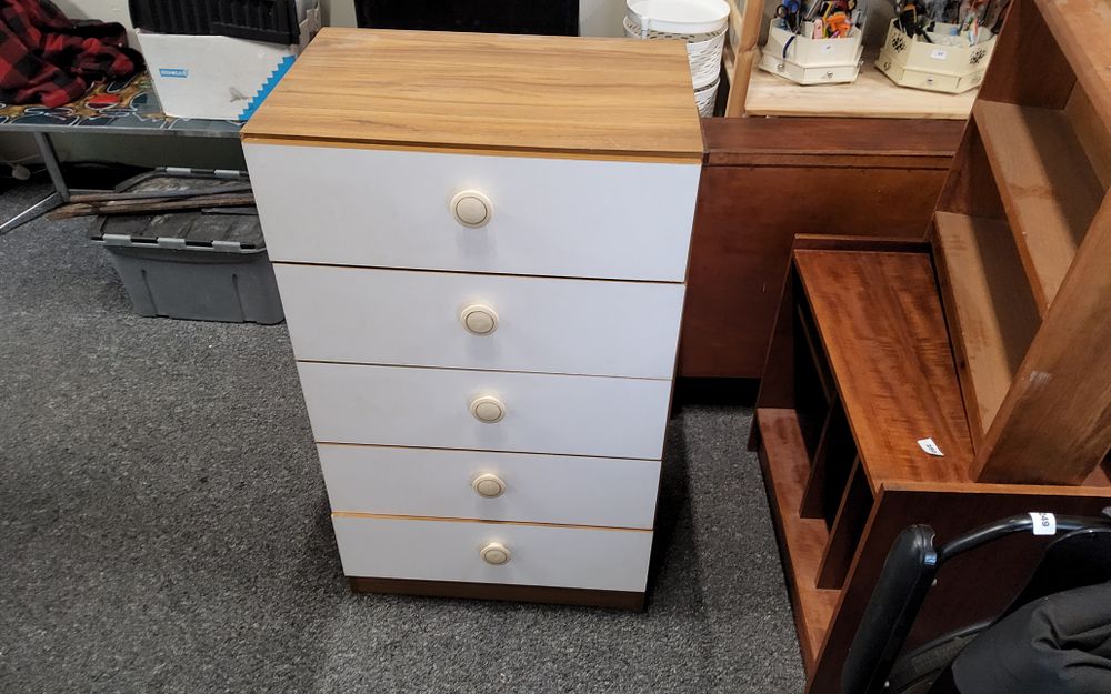 Lot 255: 5 drawer chest of drawers H 40" W 24" D 17"