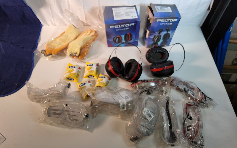 Lot 260: Mixed lot of safety equipment (P.P.E)