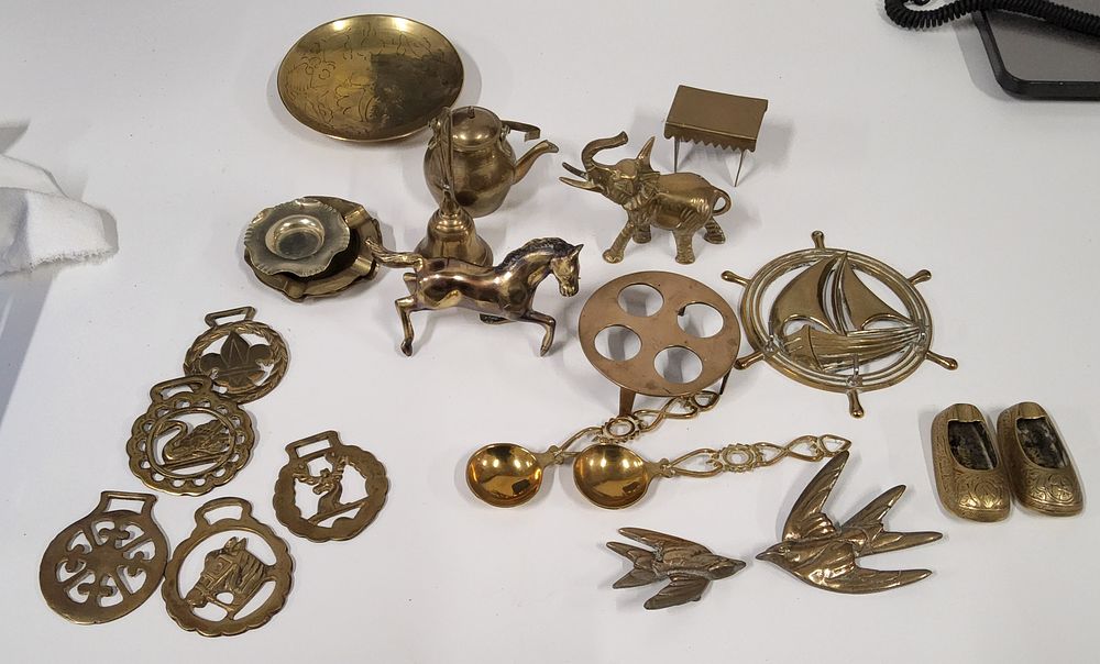 Lot 57: Mixed collection of brass items 2.42 kg.
