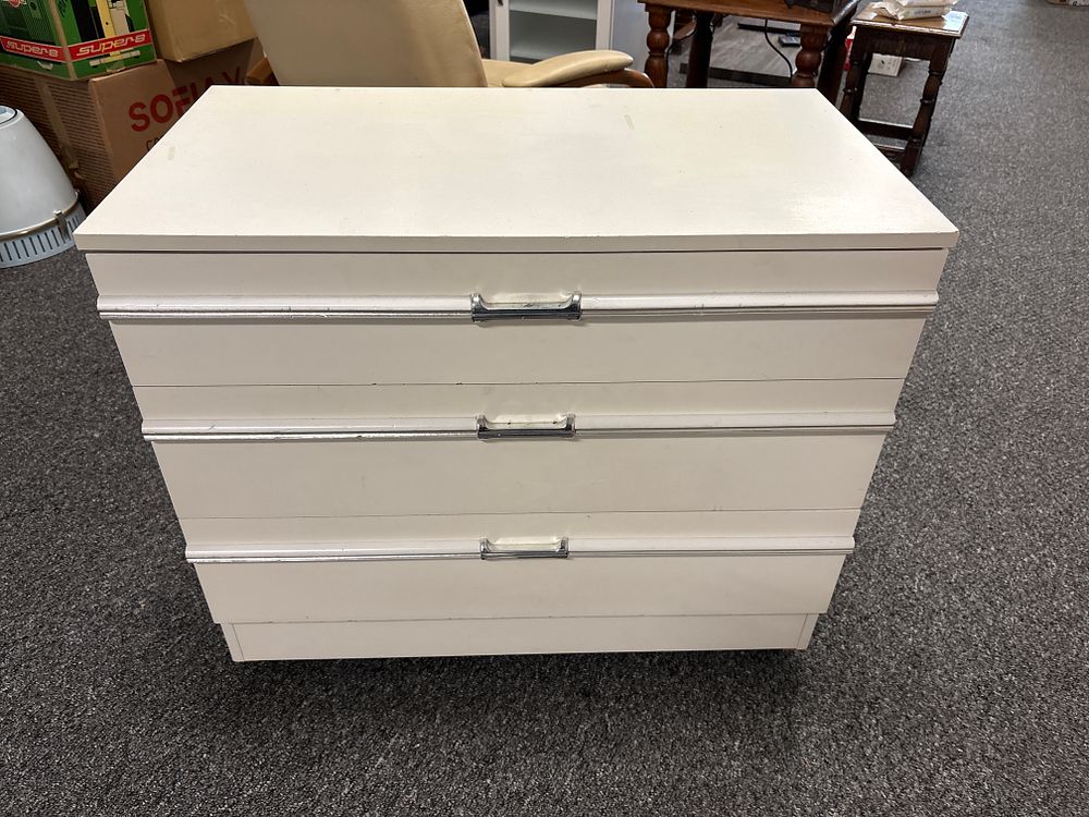 Lot 159: Chest of 3 Drawers