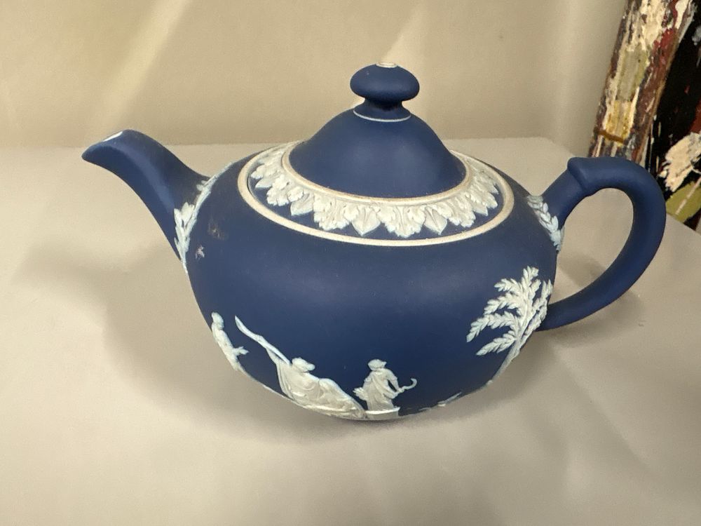 Lot 191: Wedgewood Jasperware Teapot