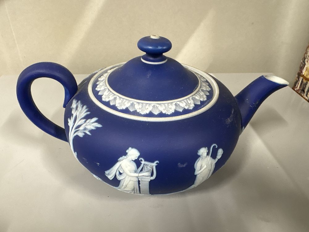 Lot 195: Wedgewood Jasperware Teapot