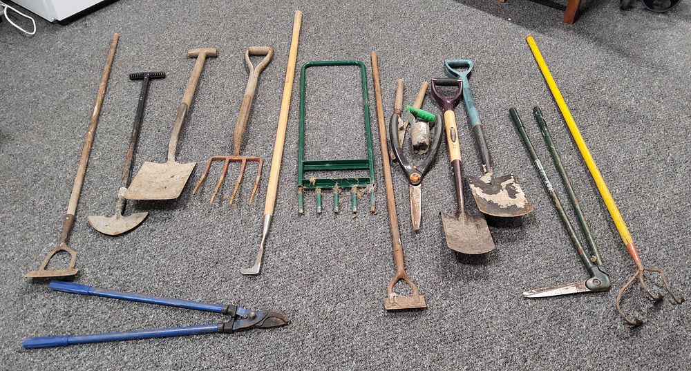 Lot 211: Gardening tools