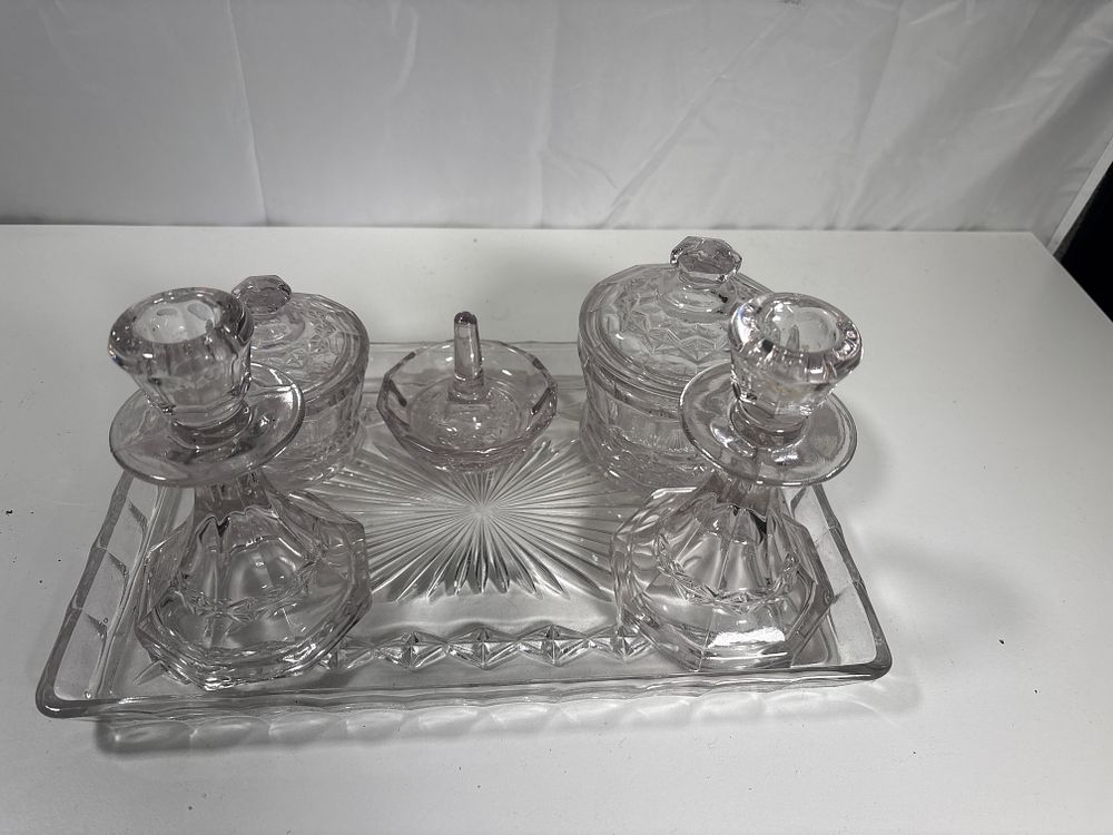 Lot 237: Six Piece Dreasing Table Set