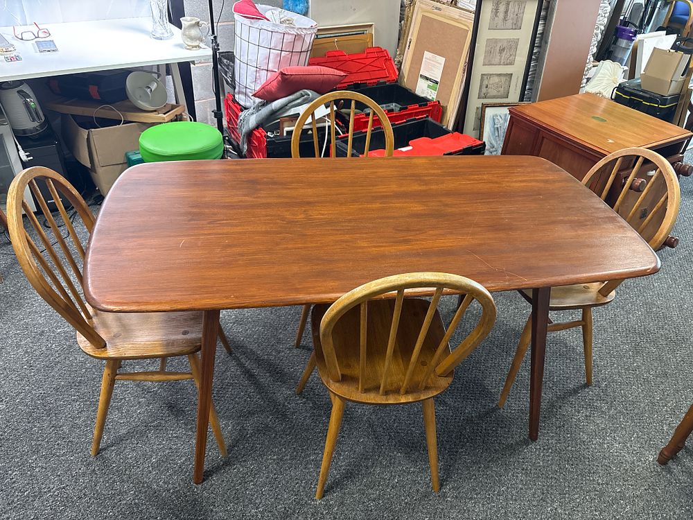 Lot 259: Dining Table and 4 Chairs