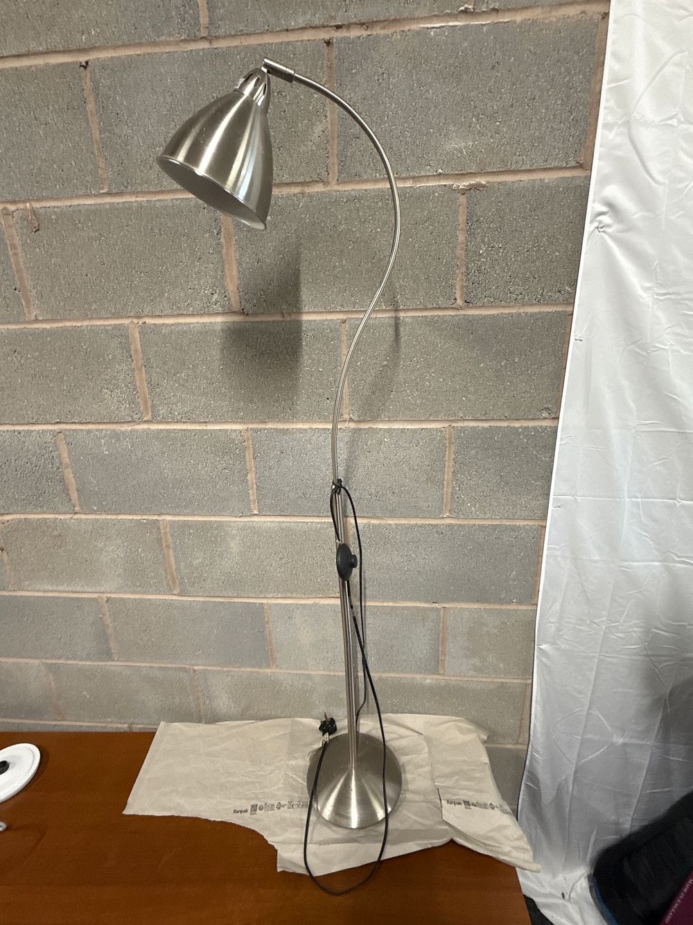 Lot 154: Modern floor lamp