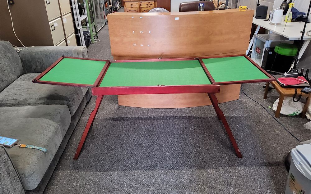Lot 155: Foldable card or puzzle table