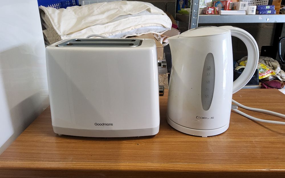 Lot 161: Kettle and toaster