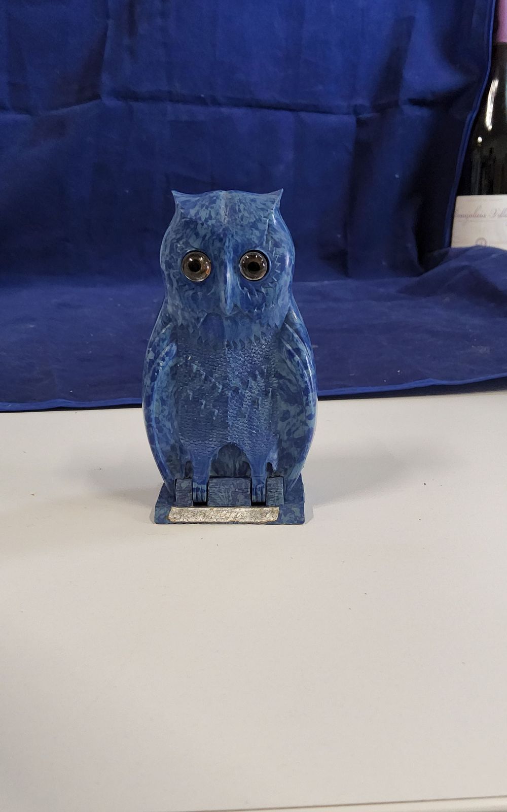 Lot 159: Vintage Art Deco blue bakelite owl