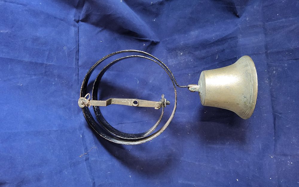 Lot 161: 19th century sprung brass shop bell