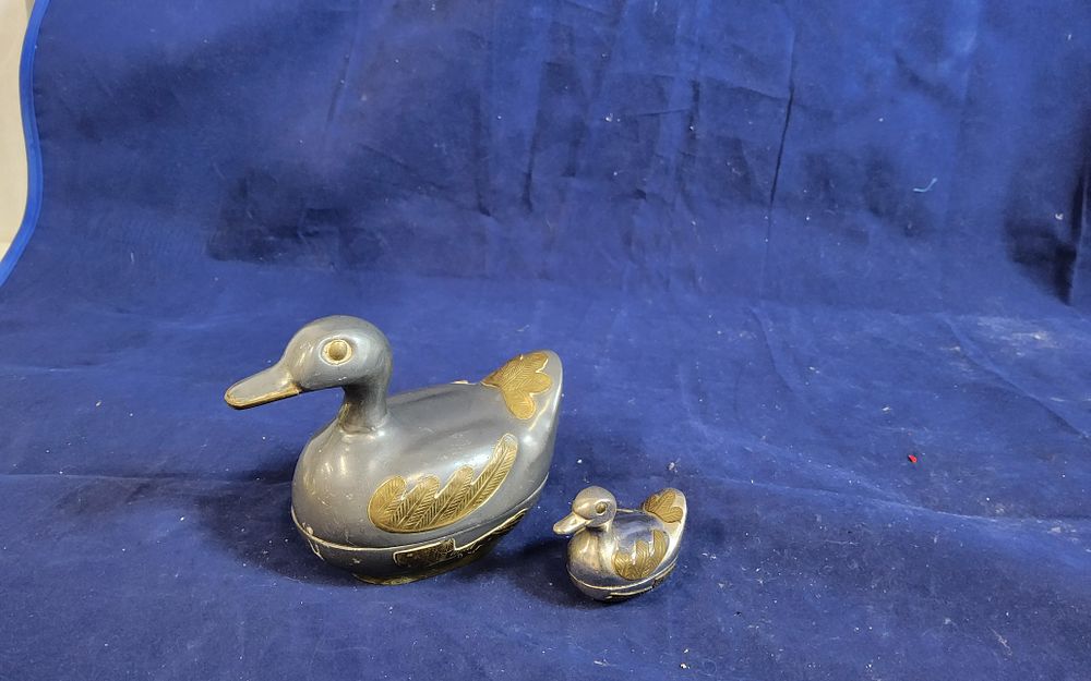 Lot 162: Set of 2 duck trinket boxes