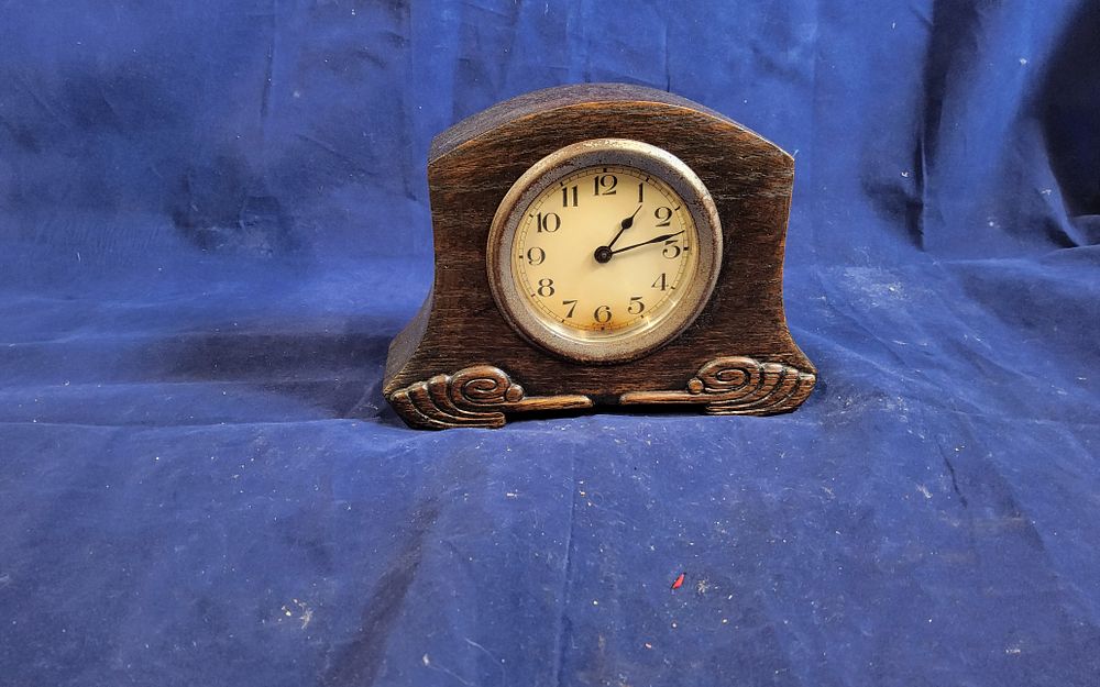 Lot 164: Vintage oak mantel clock