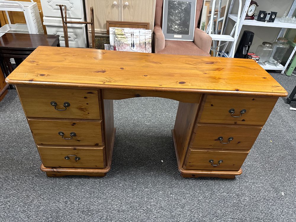 Lot 194: Pine Dressing Table with 6 Drawers